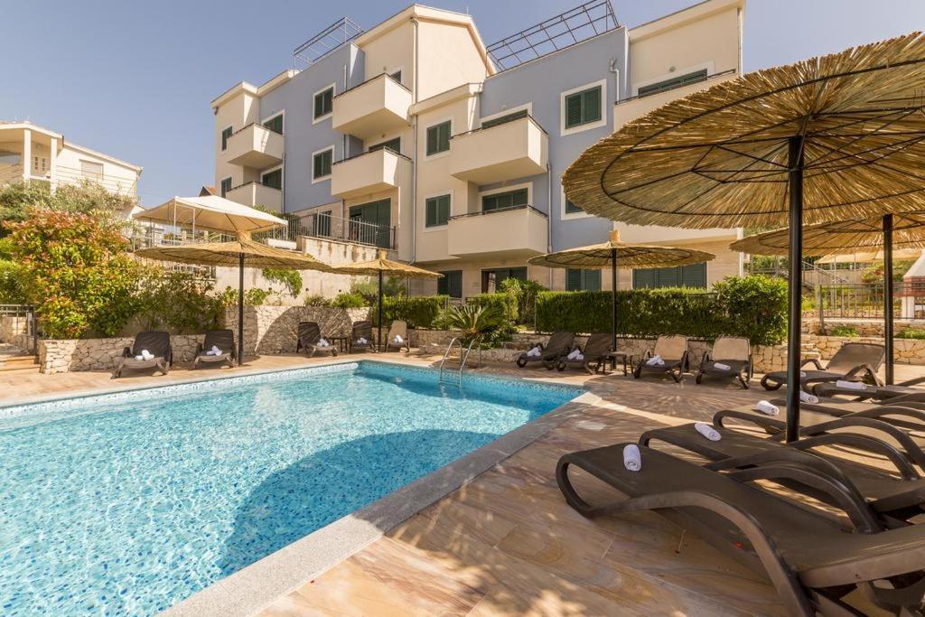 Apartment Livia สลาทิเน ภายนอก รูปภาพ