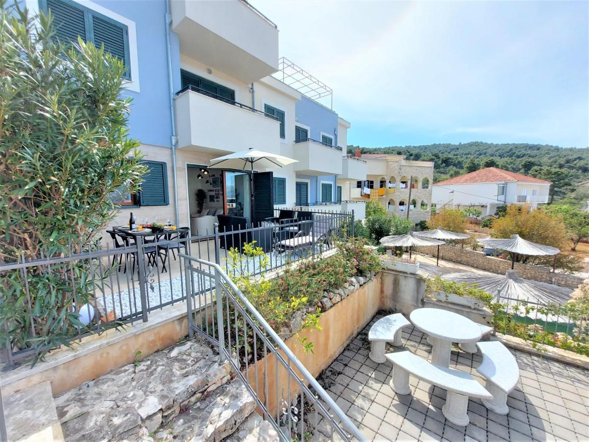 Apartment Livia สลาทิเน ภายนอก รูปภาพ