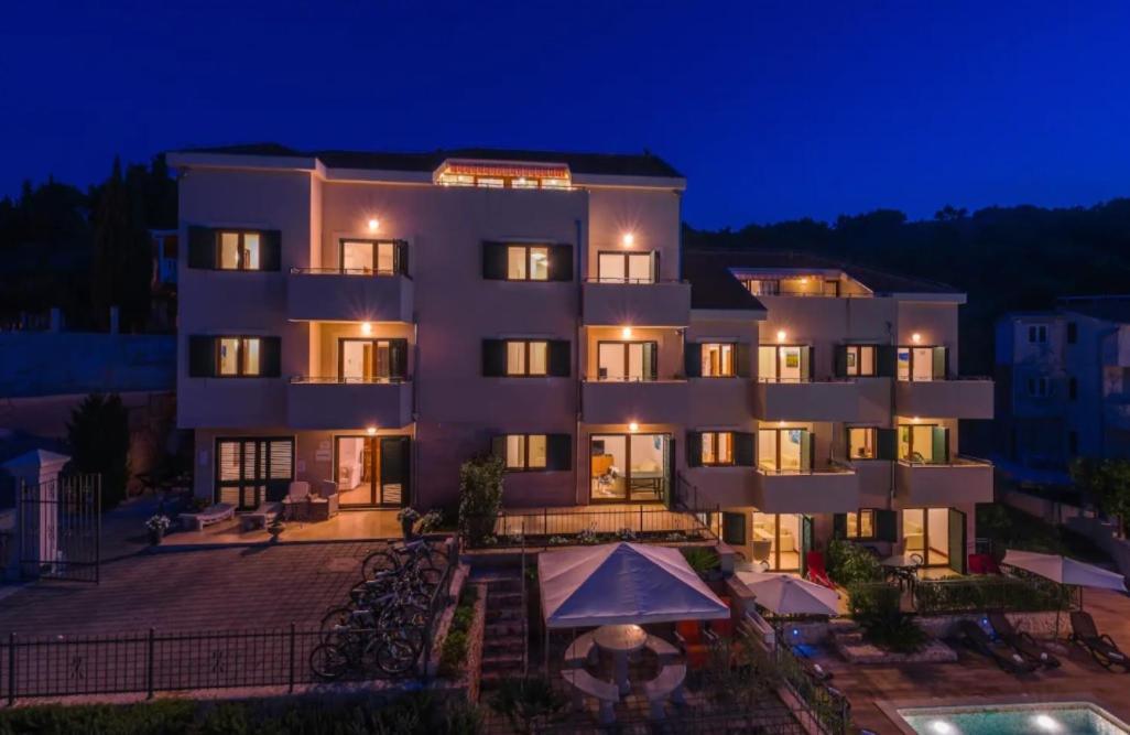 Apartment Livia สลาทิเน ภายนอก รูปภาพ